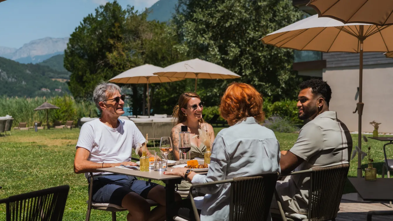Repas au Lisca en terrasse, avec vue sur le lac d'Annecy