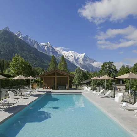 Piscine avec vue sur les sommets de Chamonix