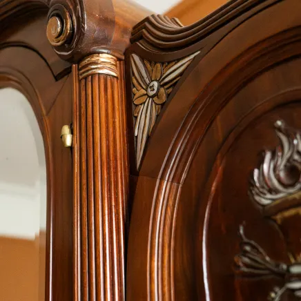 Noyer et bronze doré sur une armoire au Parc Victoria 
