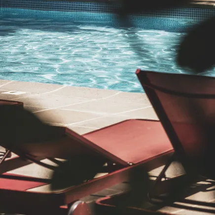 Transat et lecture au bord de la piscine, au Parc Victoria 