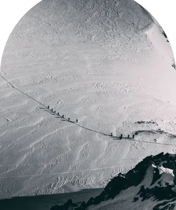 Alpinistes sur un glacier enneigé de Chamonix 