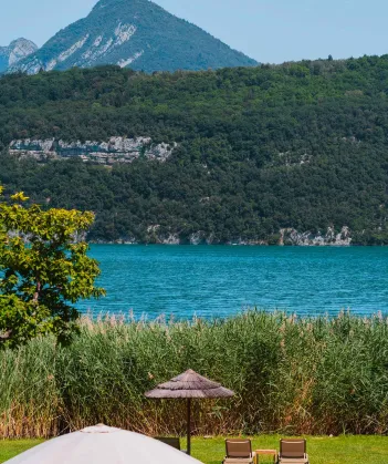 Restaurant avec vue sur le lac d'Annecy