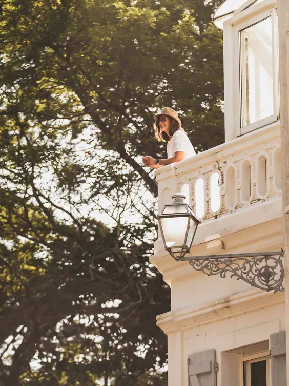 femme à un balcon