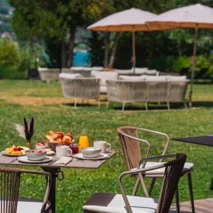 Petit déjeuner en terrasse à la Villa Caroline ****