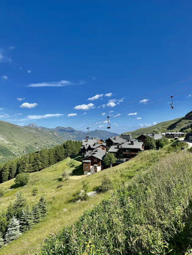 L'été aux Menuires, au Hameau de la Sapinière